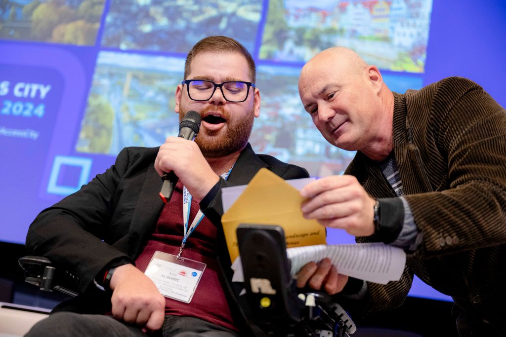 Amir razglaša zmagovalca nagrade za dostopnost.