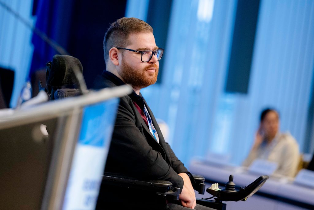 Amir Alibabič na odru v Bruslju.