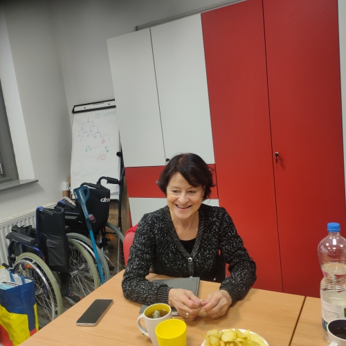 Nasmejana gostja Aleksandra Kosec