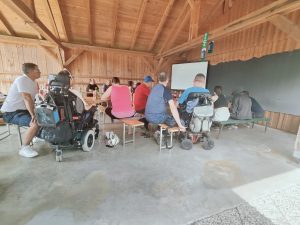 Udeleženci piknika gledajo nogometno tekmo Slo - Srb