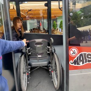 Uporabnica invalidskega vozička vstopila v Maister