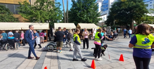 Udeleženka na poligonu preizkuša hojo z belo palico in psom vodičem