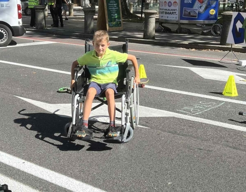 Fantek preizkuša invalidski voziček na poligonu