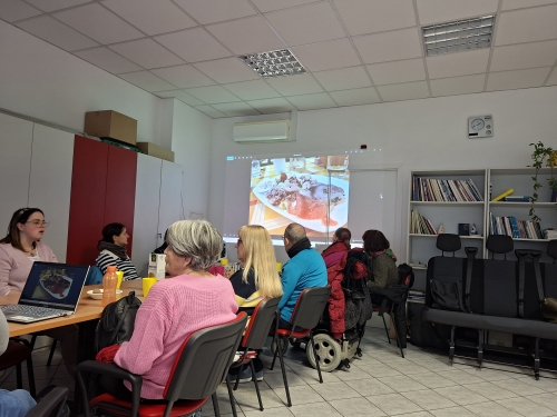 Dolga miza z udeleženci srečanja