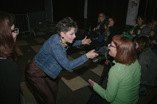Tanja Žagar in članica DŠIS skupaj pojeta