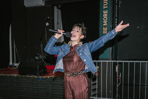 Tanja Žagar energično poje