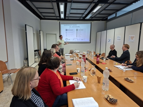 Udeleženci poslušajo o projektnih aktivnostih