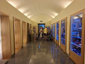 Vodič muzeja ob vitrinah predstavlja zgodovino Rogaške Slatine