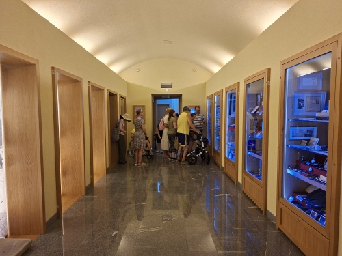 Vodič muzeja ob vitrinah predstavlja zgodovino Rogaške Slatine