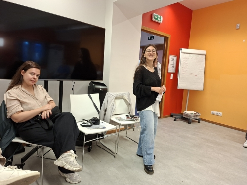 Sofija, prostovoljka Viewsa predstavlja naloge, ki so pred udeleženci