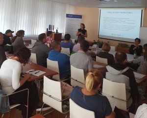 Udeleženci poslušajo o projektu ZaVse/4All