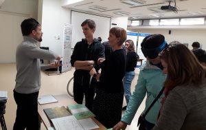 Udeleženci spoznavajo okvare vida skozi različne pripomočke (npr. simulacijska očala, tipne knjige itd.)