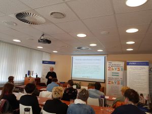 Udeleženci poslušajo uvod o projektu