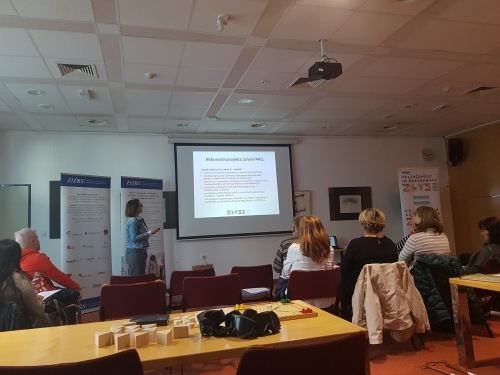 Udeleženci poslušajo predstavitev o projektu ZaVse/4All