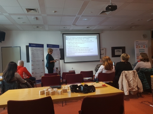 Udeleženci poslušajo predstavitev o zaposlovanju invalidov v Sloveniji