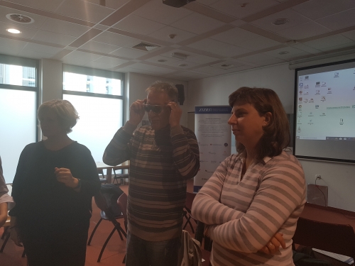 Udeleženec si natika simulacijska očala