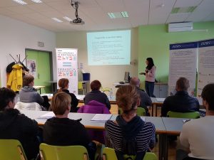 Udeleženci poslušajo uvodne besede o projektu ZaVse/4All