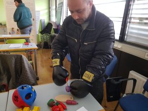 Rezanje lesene čebule z boksarskimi rokavicami