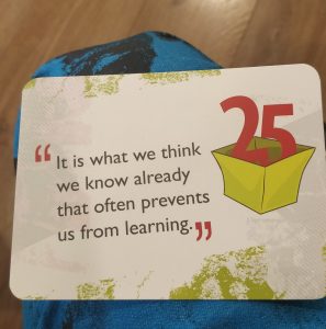 Kartica z napisom "It is what we think we know already that often prevents us from learninig"