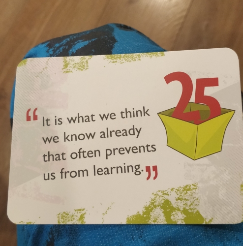 Kartica z napisom "It is what we think we know already that often prevents us from learninig"