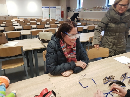 Udeleženka spoznava težave z vidom preko simulacijskih očal