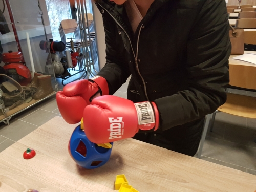 Vstavljanje različnih likov v odprtine z boksarskimi rokavicami