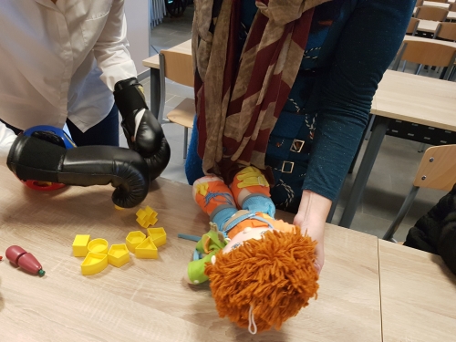 Oblačenje lutke z eno roko