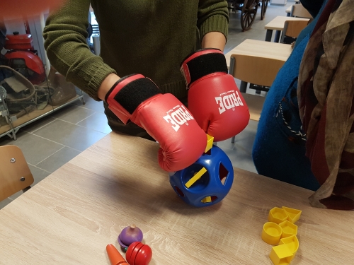 Vstavljanje likov z boksarskimi rokavicami na rokah