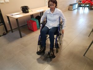 Udeleženka se vozi z invalidskim vozičkom