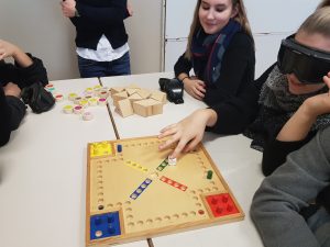 Tipanje kocke za igro Človek ne jezi se prilagojene za slepe