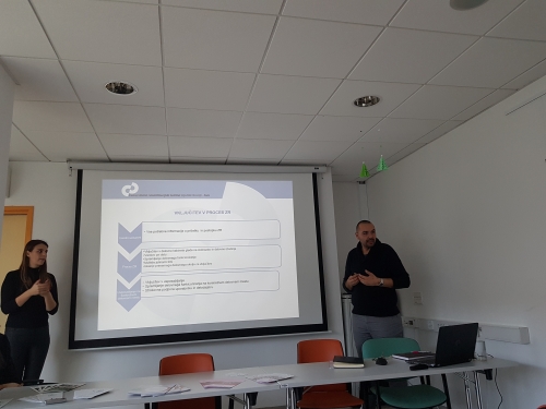 Predstavnik Uri Soča Maribor predstavlja zaposlitveno rehabilitacijo