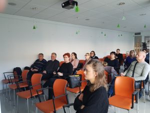 Udeleženci posveta sedijo na stolih in poslušajo predstavitev zaposlitvene rehabilitacije