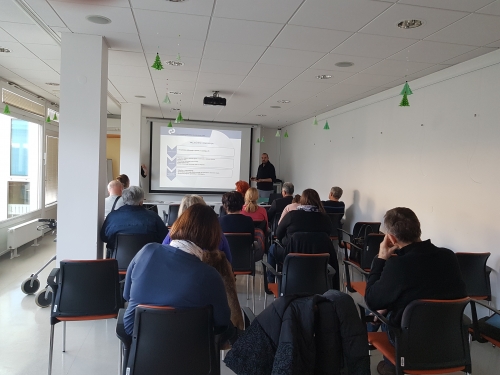 Udeleženci poslušajo o vključitvi v zaposlitveno rehabilitacijo