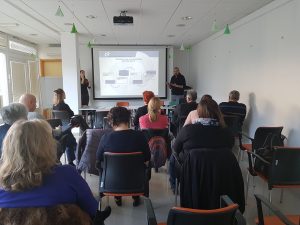Udeleženci poslušajo o usposabljanju na konkretnem delovnem mestu