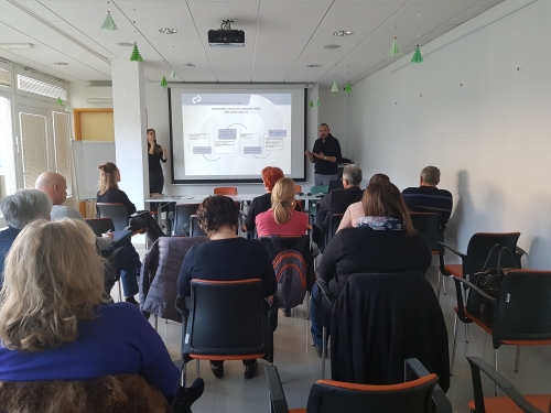 Udeleženci poslušajo o usposabljanju na konkretnem delovnem mestu