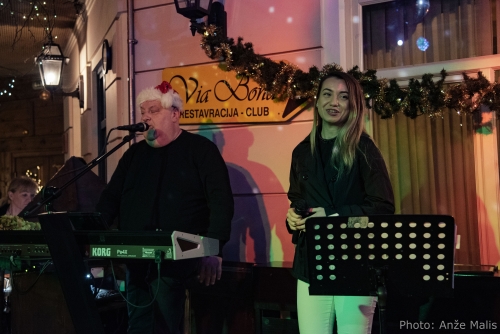 Glasbenika, ki sta nas zabavala z živo glasbo