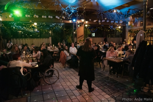 Udeleženci večerje uživajo v živi glasbi