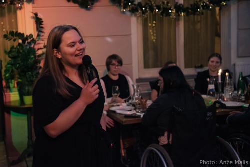 Pevka, ki je zabavala udeležence večerje s svojim petjem