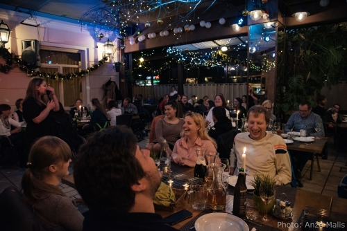 Udeleženci se zabavajo ob nastopajočih na večerji