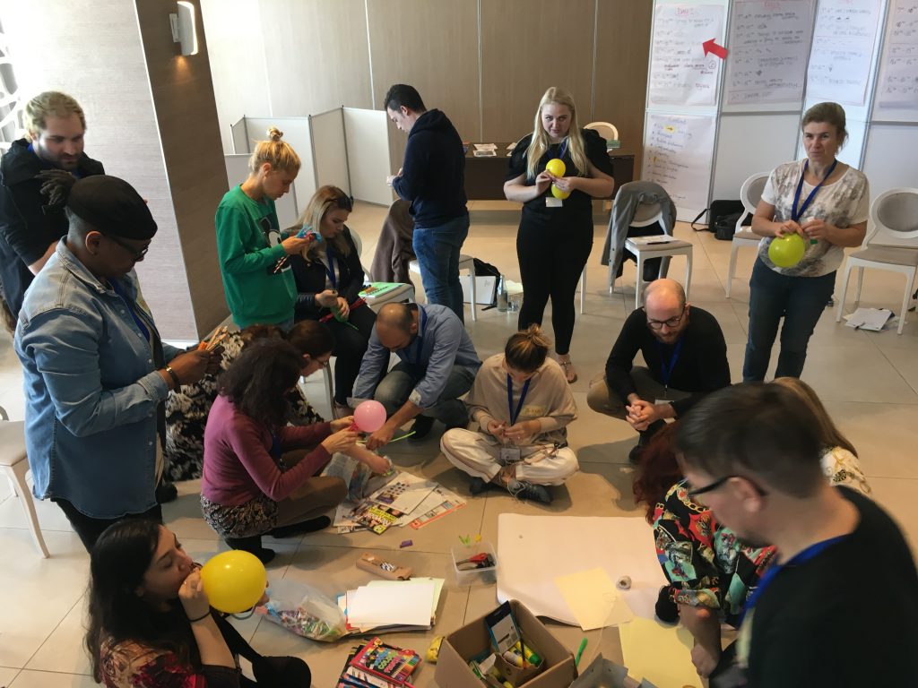 Sodelavka DŠIS se na mednarodnem seminarju izobražuje o mladih in duševnem zdravju