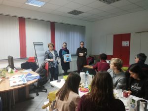 Mentorici študentov in predstavnica Založbe Pivec predstavljajo tipno knjigo Lev Rogi najde srečo