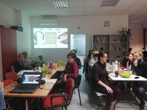 Udeleženci, ki poslušajo predstavitev