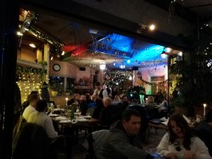 Mize in novoletna okrasitev prostora, kjer je potekala zabava