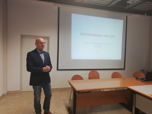 Predstavnik Sveta invalidov MOM, Martin Benko, pozdravlja zbrane udeležence