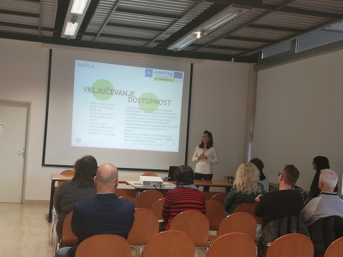 Predstavnica Občine Piran predstavlja načelo vključevanja dostopnosti v projektu COME IN/VSTOPITE