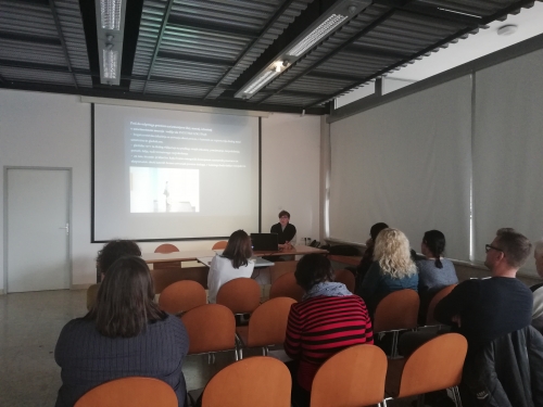 Predstavnica Umetnostne galerije predstavlja njihova projekta, ki se nanašata na dostopnost kulture