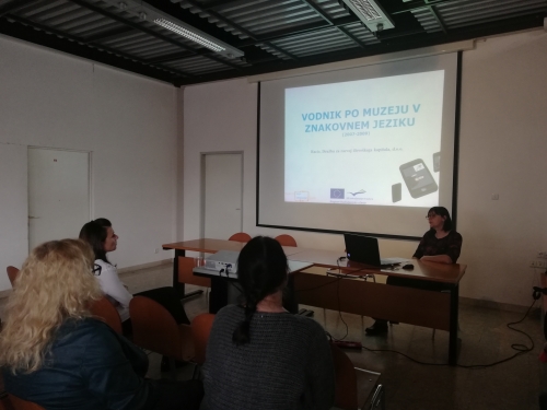 Predstavnica Racia predstavlja Vodnik po muzeju v znakovnem jeziku