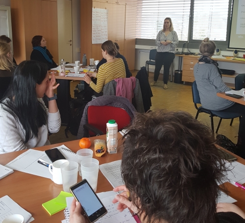 Udeleženci poslušajo o različnih razpisih, ki so na voljo za nevladne organizacije