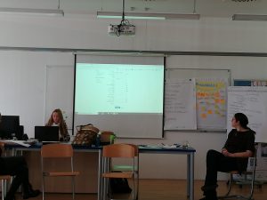 Voditeljici usposabljanja predstavljata usposabljanje udeležencem s pomočjo laptopa