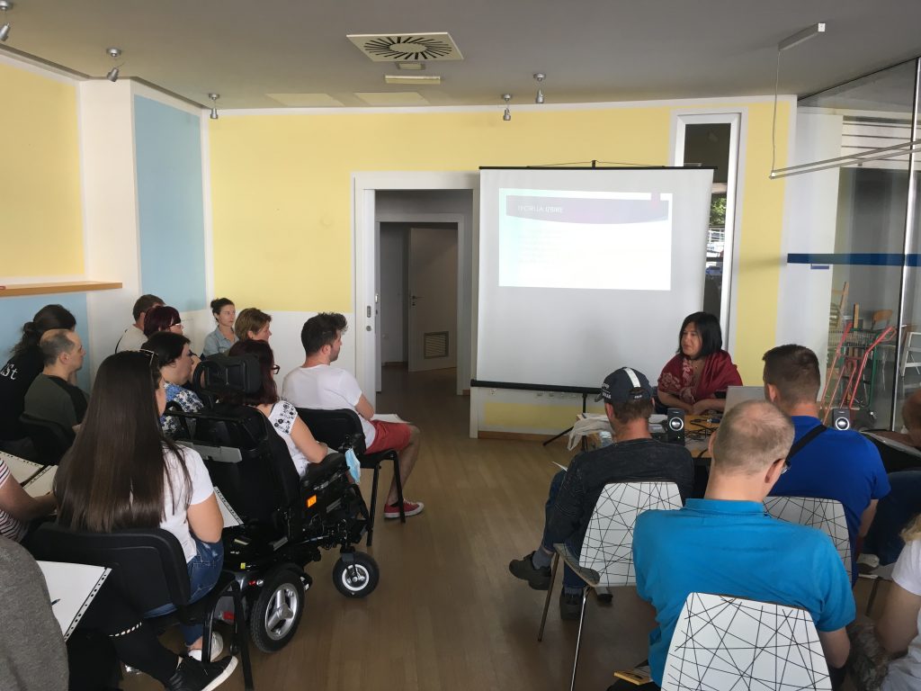 Danes izvajamo usposabljanje asistentov in uporabnikov osebne asistence